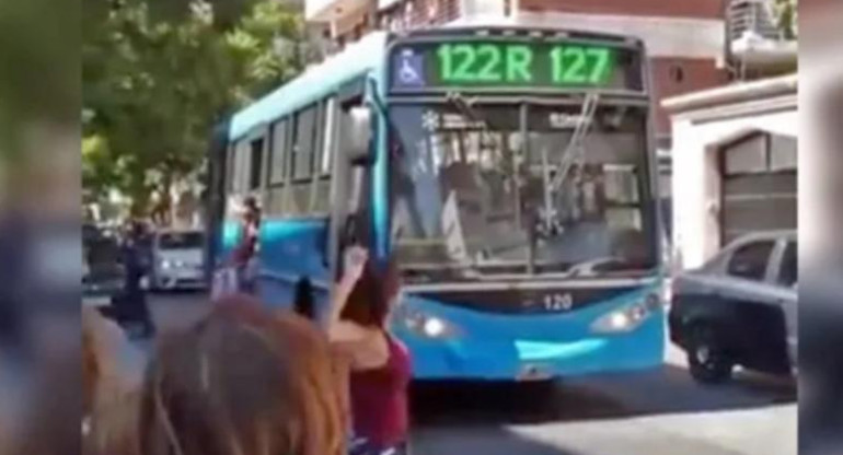 Mujer atacando un colectivo, captura video, NA