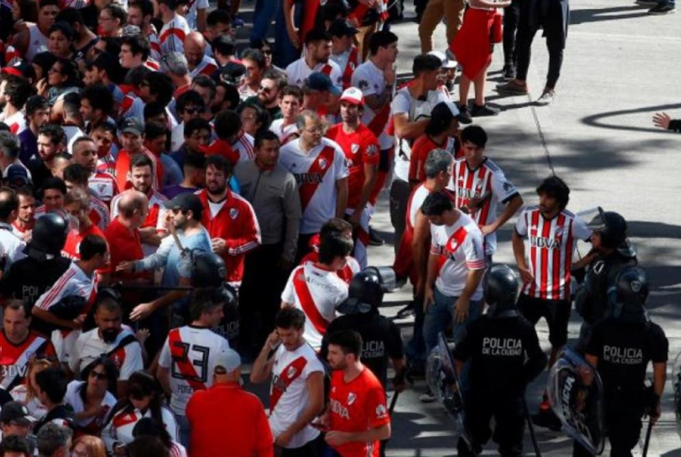 Hinchas de River, entrada al estadio Monumental, NA