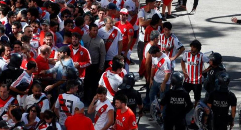 Hinchas de River, entrada al estadio Monumental, NA