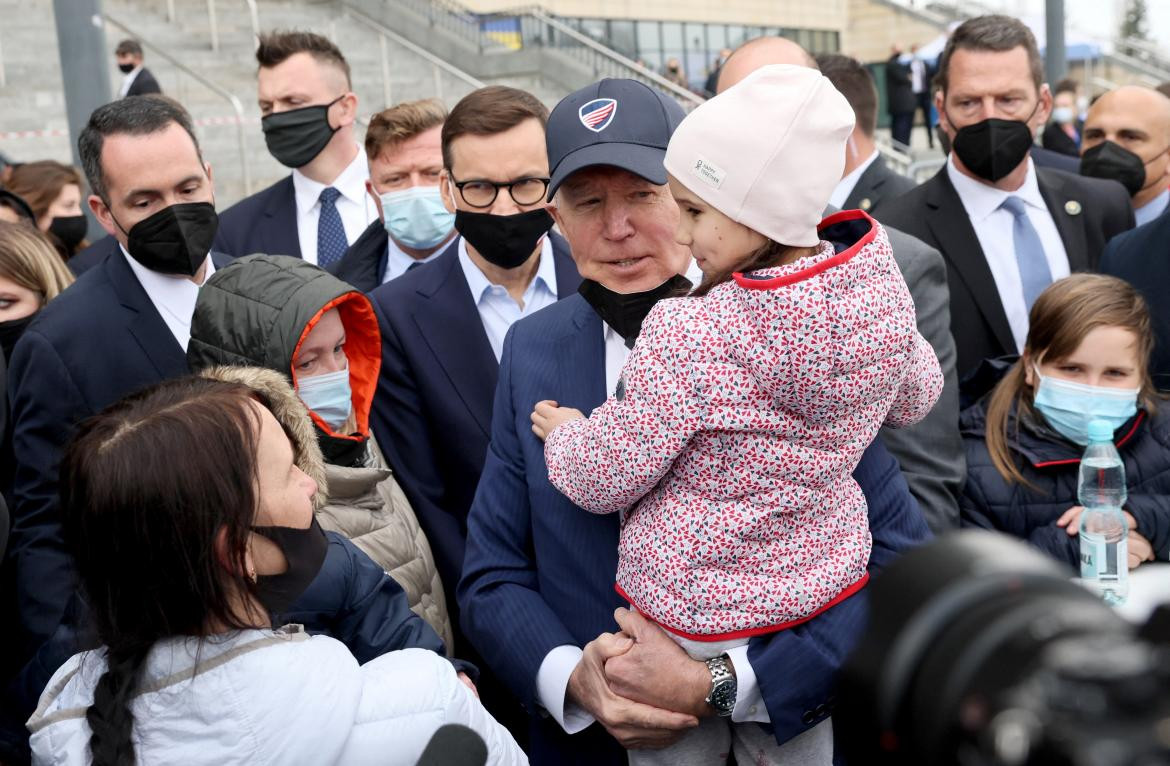 Joe Biden con refugiados ucranianos en Polonia, REUTERS