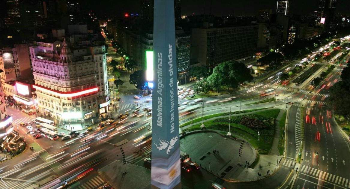 Monumentos de la Ciudad iluminados por los 40 años de Malvinas