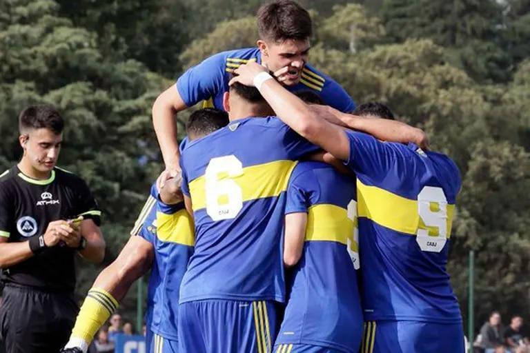 Festejo de gol de Agustín Almendra en Reserva