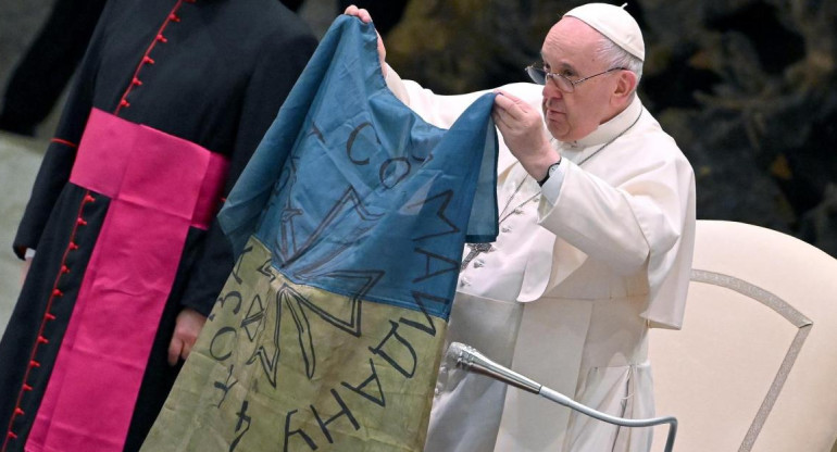 Papa Francisco con una bandera Ucraniana, EFE