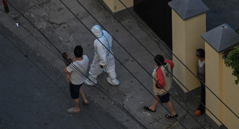 Los pacientes recuperados de Covid-19 salen de un hospital convertido de un centro de confinamiento, AFP