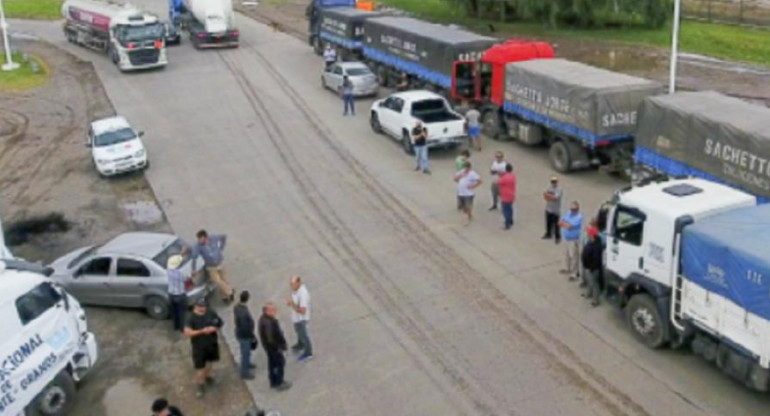 Continúan en paro los transportistas de granos