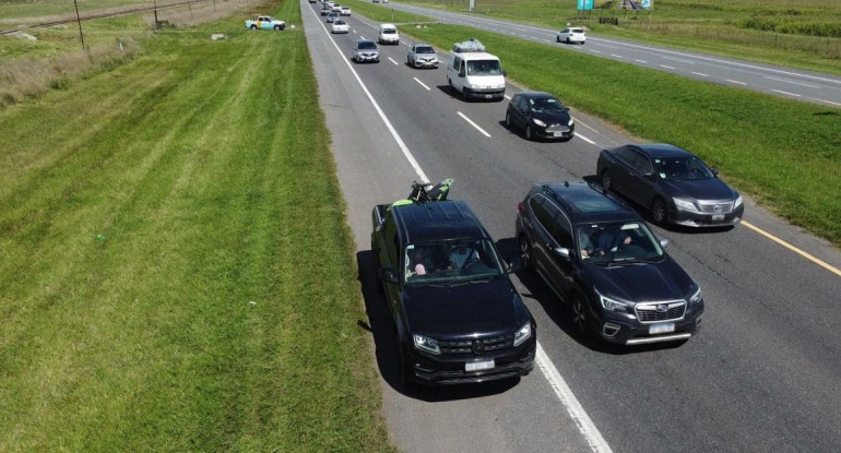 Automovil circulando por la banquina en autovia 2, mano a la costa Atlántica.