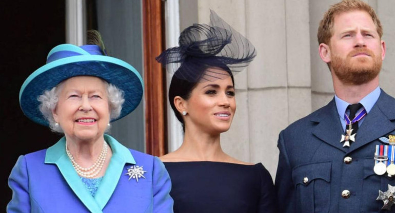 Isabel II junto a Meghan Markle y Harry, Reuters