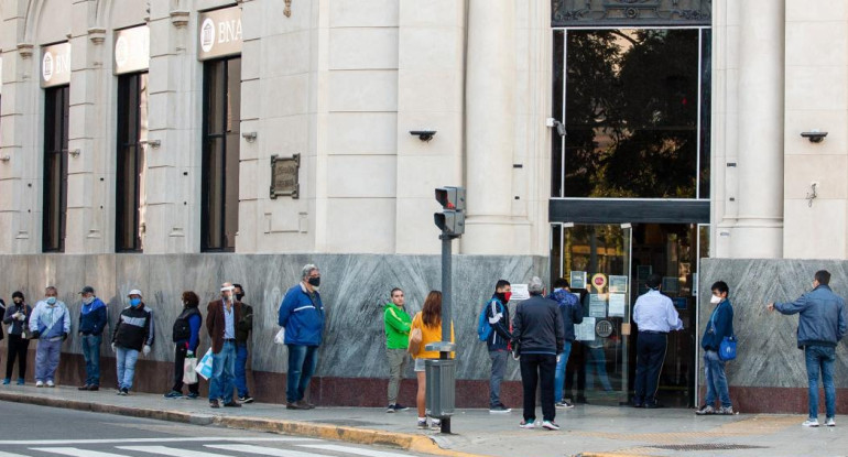 Fila en el banco, cola de gente en el banco, Banco Nación, NA