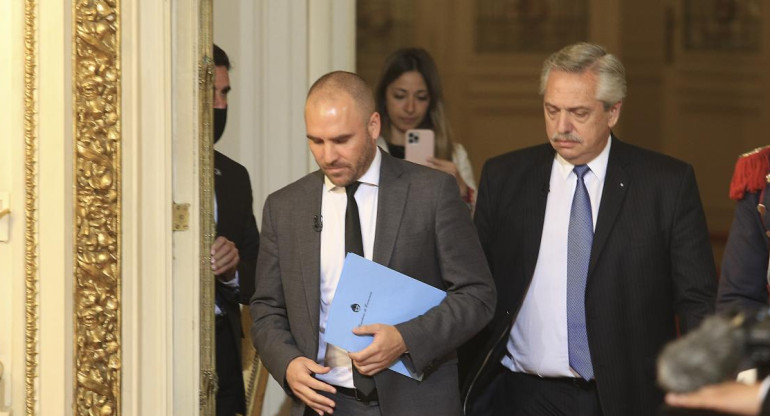 Alberto Fernández y el ministro de Economía, Martín Guzmán, durante los anuncios que se realizan en la Casa de Gobierno. Foto NA