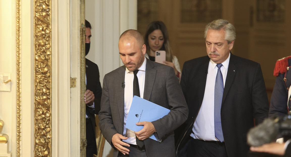 Alberto Fernández y el ministro de Economía, Martín Guzmán, durante los anuncios que se realizan en la Casa de Gobierno. Foto NA