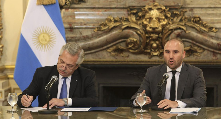 Alberto Fernández y el ministro de Economía, Martín Guzmán, durante los anuncios en la Casa de Gobierno. Foto NA	