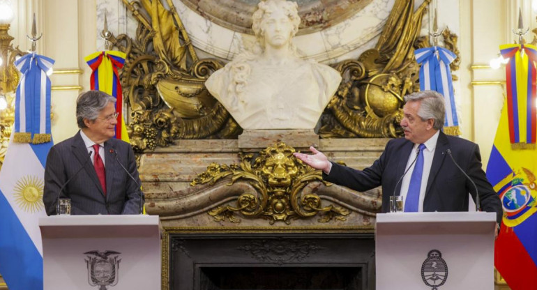 El presidente Alberto Fernández y su par de la República del Ecuador, Guillermo Lasso, durante la rueda de prensa conjunta en casa de gobierno. Foto NA: PRESIDENCIA