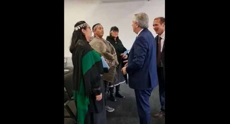 Alberto Fernández con mapuches