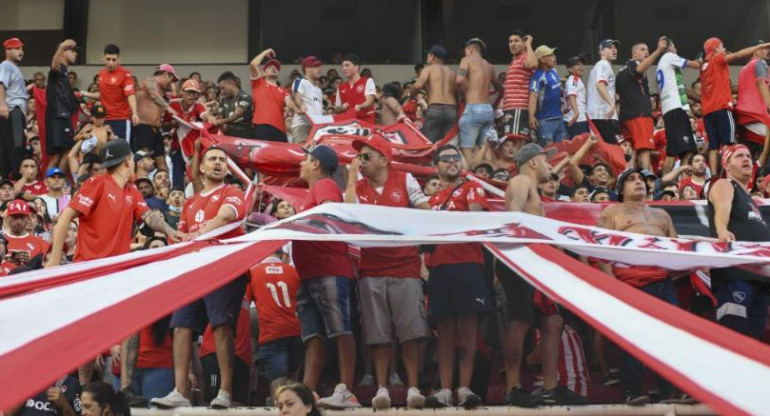 Barras de Independiente, fútbol. Foto: NA.