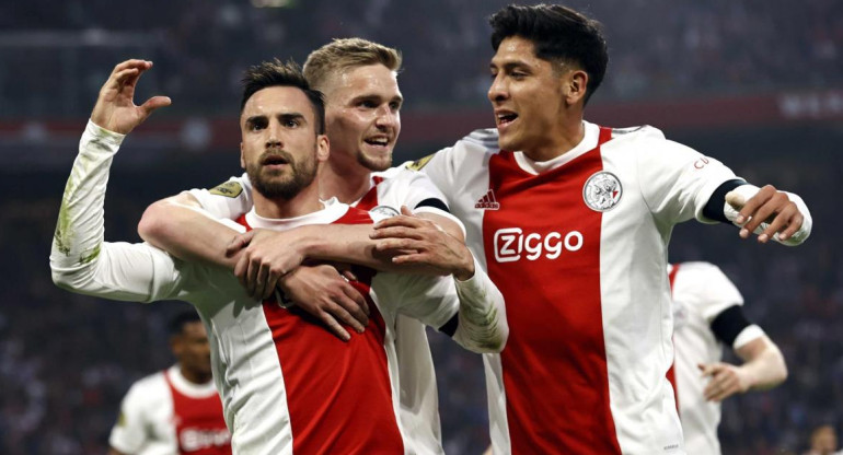 Festejo de Tagliafico en el Ajax campeón de la Eredivisie. Foto: EFE.