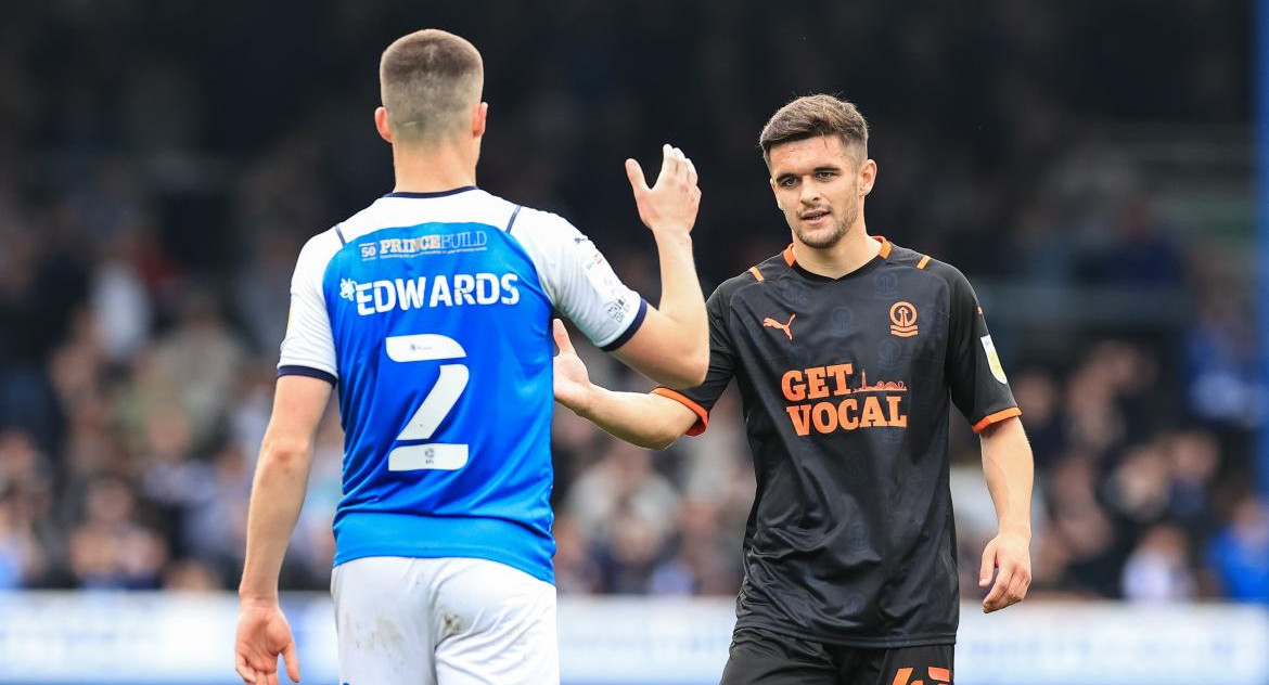 Jake Daniels, futbolista del Blackpool. Foto: REUTERS.