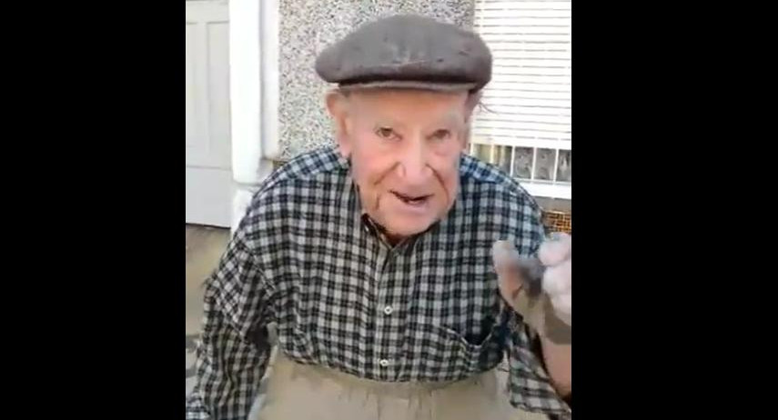 Hombre de 103 años trabajando pese a su elevada edad. Foto: Captura.