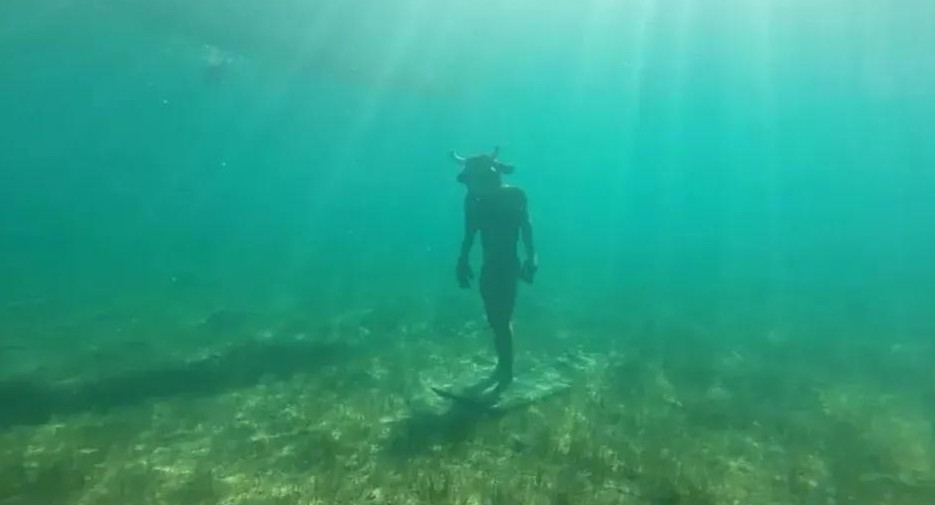 Estatua de minotauro en un lago de Neuquén. Foto: captura video.