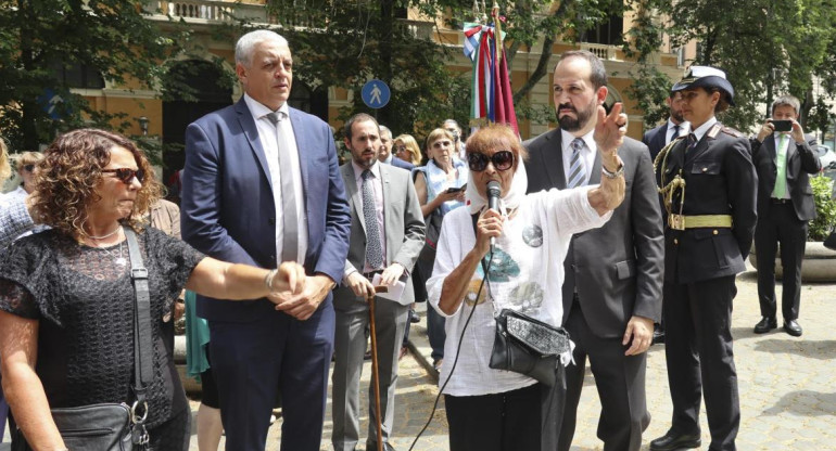 Placa en homenaje a las Madres y Abuelas de Plaza de Mayo en Roma. Foto: EFE.