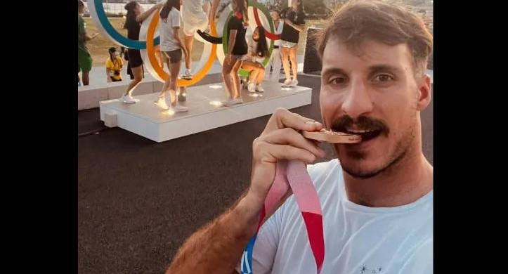 Felipe Del Metre con la medalla de los Juegos Olímpicos de Tokio 2020. 