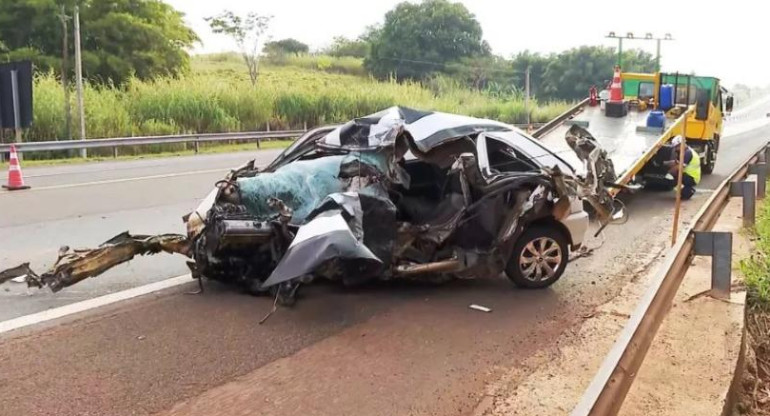 Así quedó el auto en el que viajaba el hijo del periodista. Foto: NA.