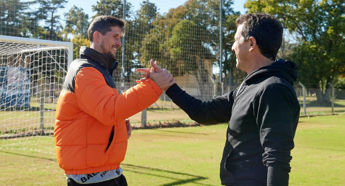 Rodrigo Rey y Wado de Pedro en un partido contra el bullying. Foto Twitter @wadodecorrido