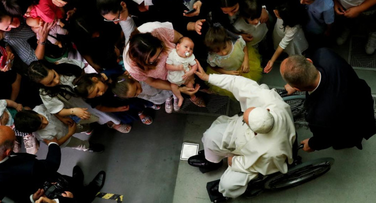 Papa Francisco en silla de ruedas. Foto REUTERS