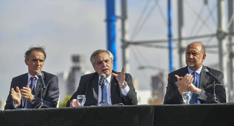 Alberto Fernández junto a Omar Perotti y Gabriel Katopodis en Santa Fe. Foto: NA.