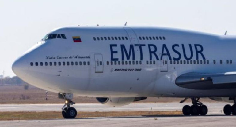 El avión venezolano-iraní retenido en Ezeiza. Foto: NA.