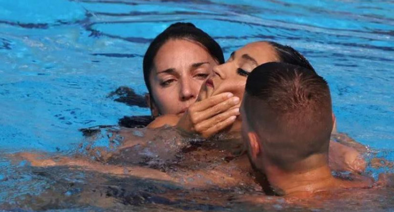 El momento en que lograron sacar a flote a la nadadora estadounidense. Fotos: Twitter @OLISCARFF.