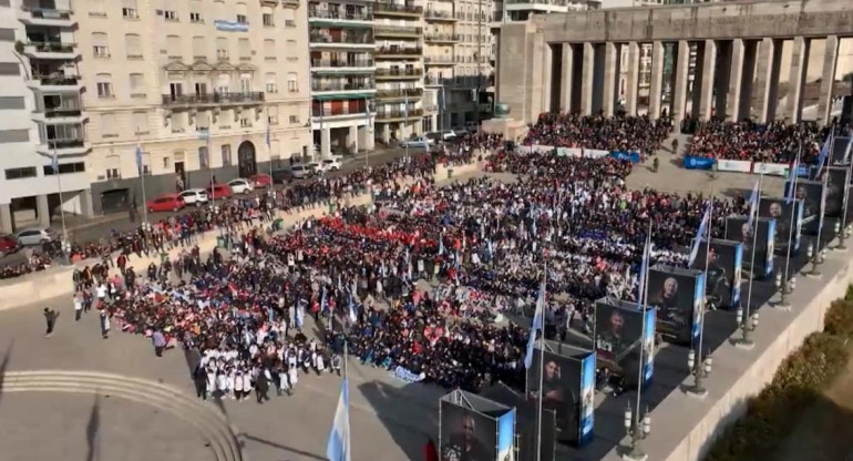 Homenaje a Lionel Messi en su cumpleaños en Rosario. Foto: Twitter.