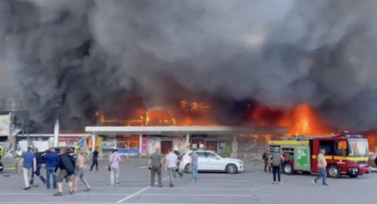 Un misil ruso destruyó un centro comercial en Ucrania. Foto: NA.