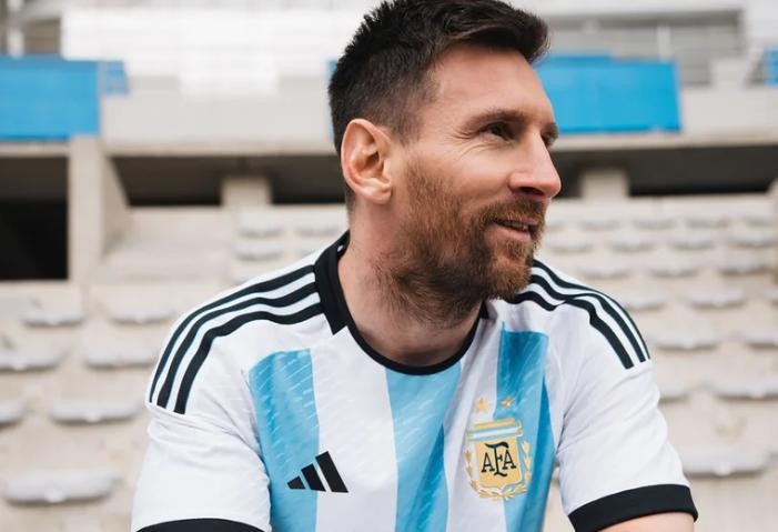 Camiseta de la Seleccion Argentina para el Mundial de Qatar. Foto: Prensa Adidas.