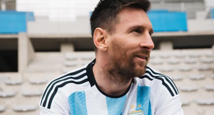 Camiseta de la Seleccion Argentina para el Mundial de Qatar. Foto: Prensa Adidas.