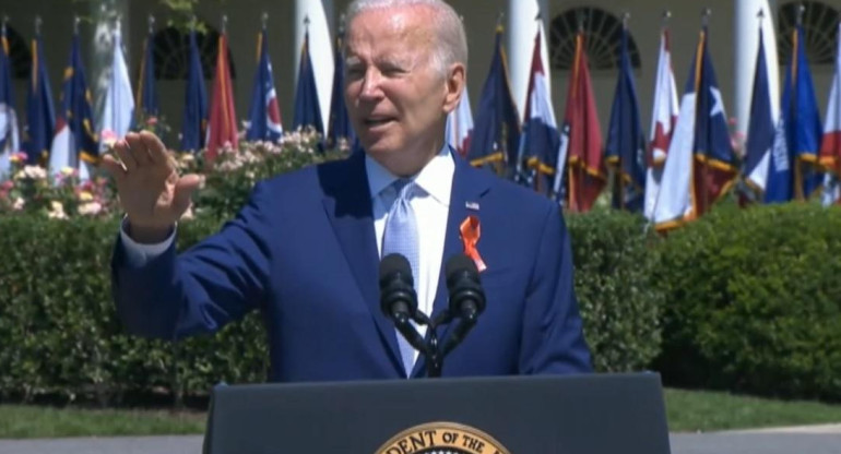 El padre de una víctima del tiroteo de Parkland interrumpe a Joe Biden mientras hablaba sobre la nueva legislación de armas. 