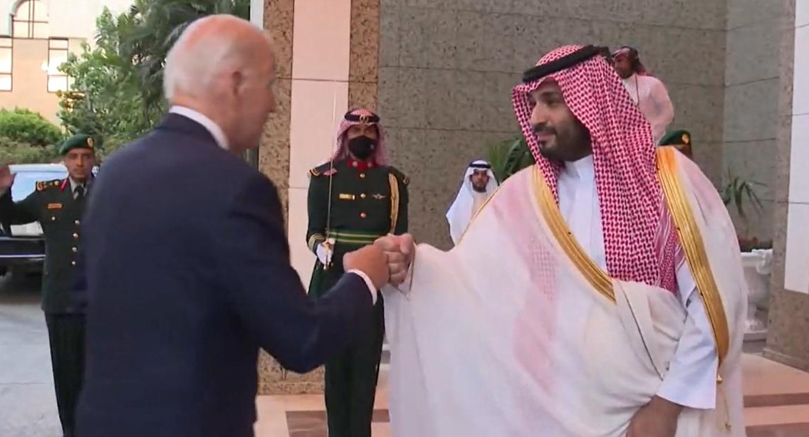 Joe Biden con Mohammed bin Salman en Arabia Saudita. Foto: Captura de video de EFE