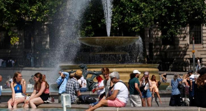 Las autoridades indicaron no exponerse al sol e hidratarse constantemente. Foto: NA.