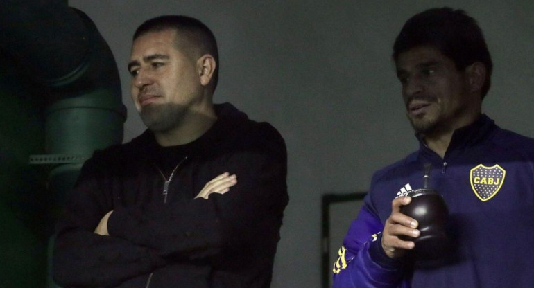 Juan Román Riquelme, vicepresidente de Boca y Hugo Ibarra. Foto: Twitter.