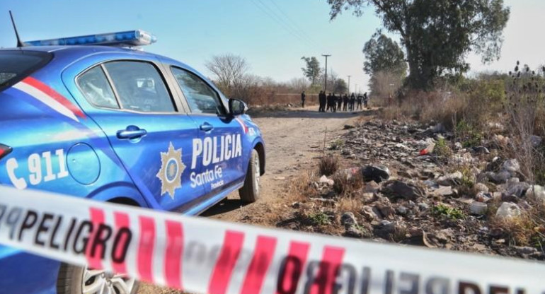 Los cuerpos estaban entre bolsas de basura en el descampado. Foto: Rosario3.