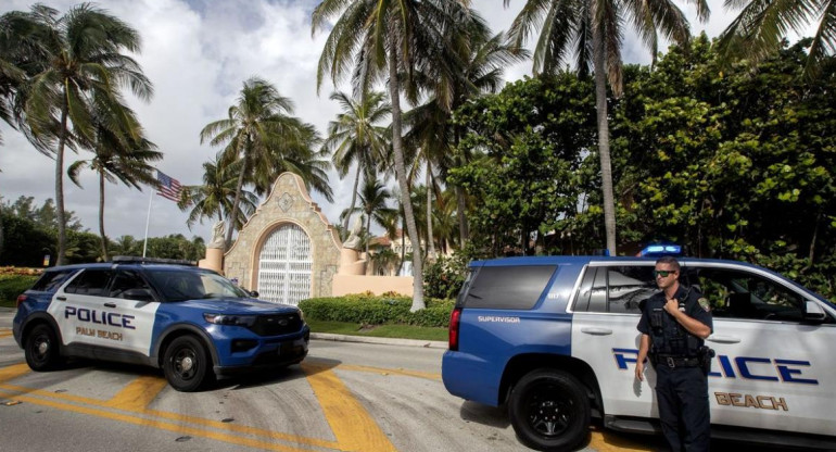 Allanamiento en la casa de Donald Trump. Foto: EFE.