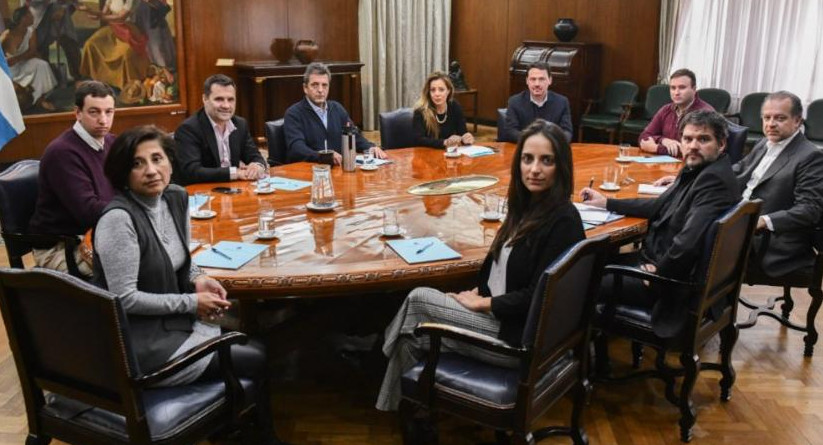 Sergio Massa reunido con parte de su equipo económico. Foto: NA.