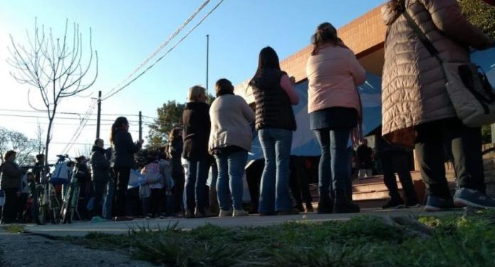 El abrazo simbólico fue realizo por docentes en Pehuajó. Foto: NA.