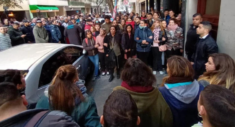 Militantes acampan frente a la casa de Cristina. Foto: Maximiliano Luna