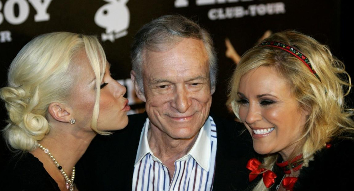 Hugh Hefner, con Bridget Marquardt y Holly Madison. Foto: Reuters.