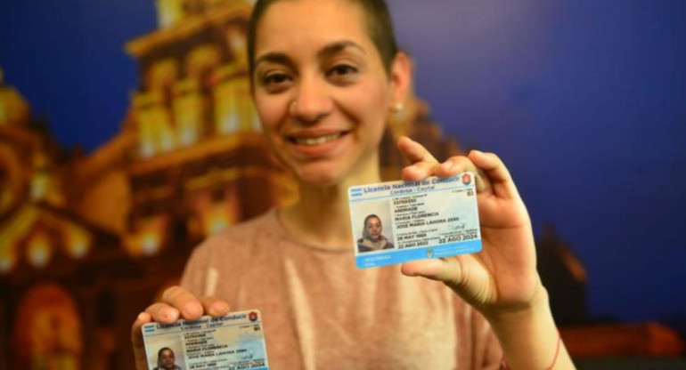 Florencia Andrade con su nueva licencia de conducir. Foto: Gentileza La Voz.