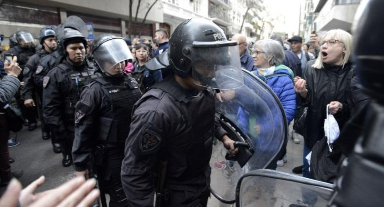 Incidentes en Recoleta entre manifestantes y policía. Foto: NA.