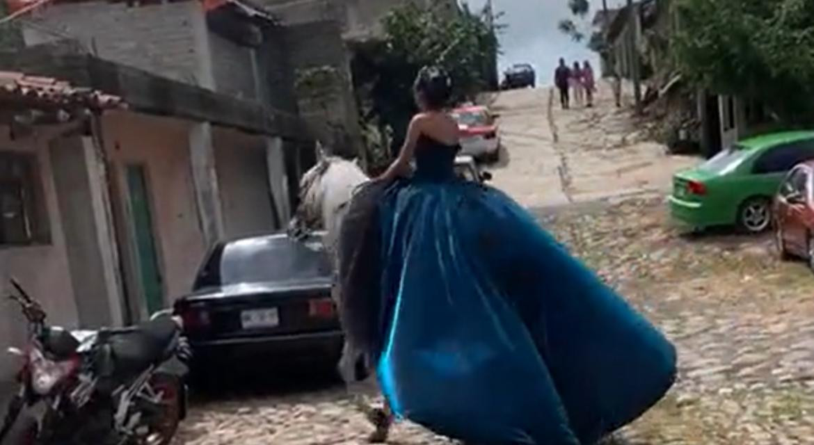 Un caballo se llevó a una quinceañera. Foto: captura de video.