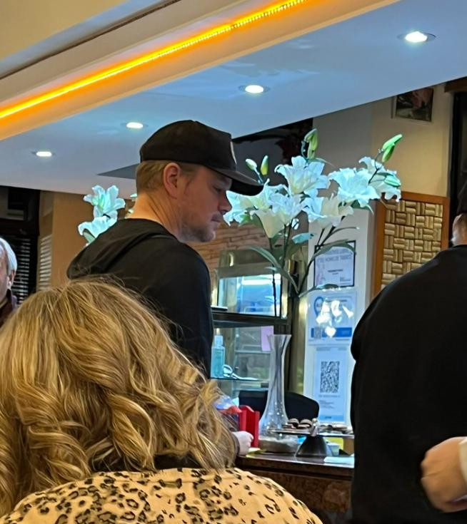 Matt Damon comprando en una panadería de Buenos Aires. Foto: Twitter/cecirass