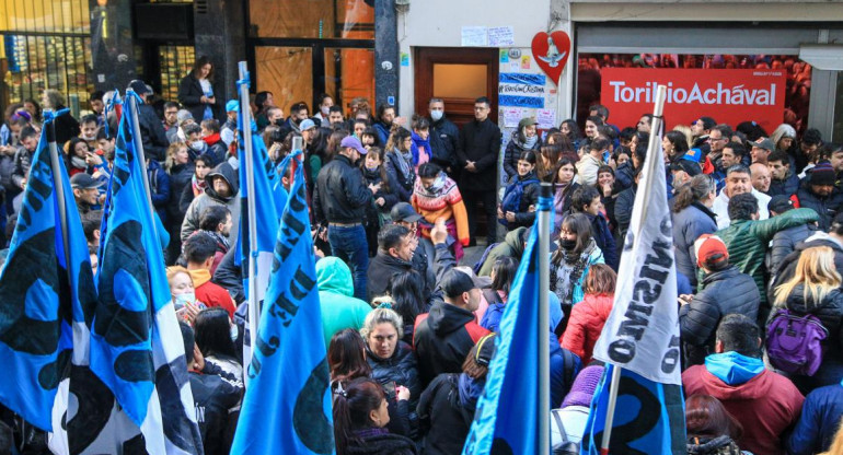 Manifestantes frente a domicilio de Cristina Kirchner, NA