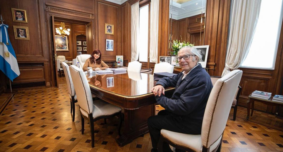 Cristina Kirchner junto a Adolfo Pérez Esquivel. Foto: @CFKArgentina.